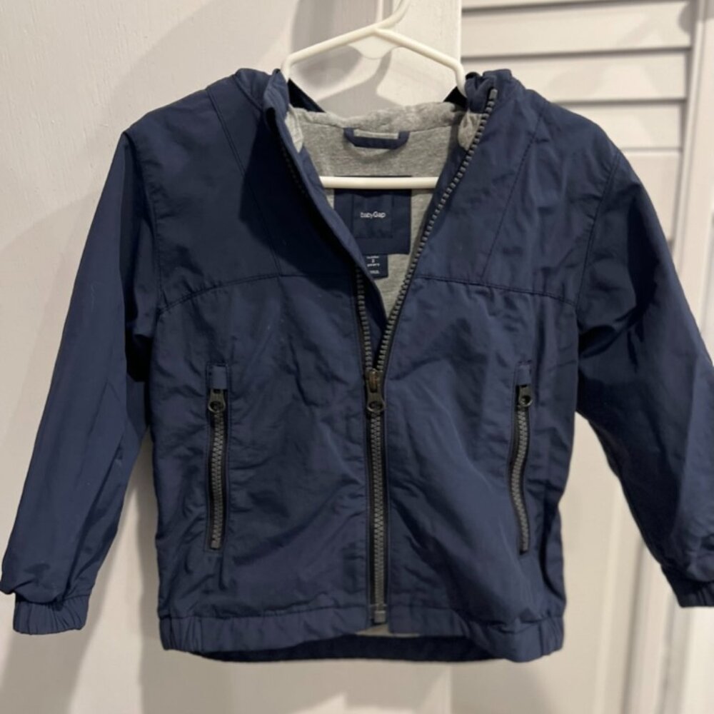 Gap kids navy blue rain jacket with jersey lining hoodie and pockets. 2T